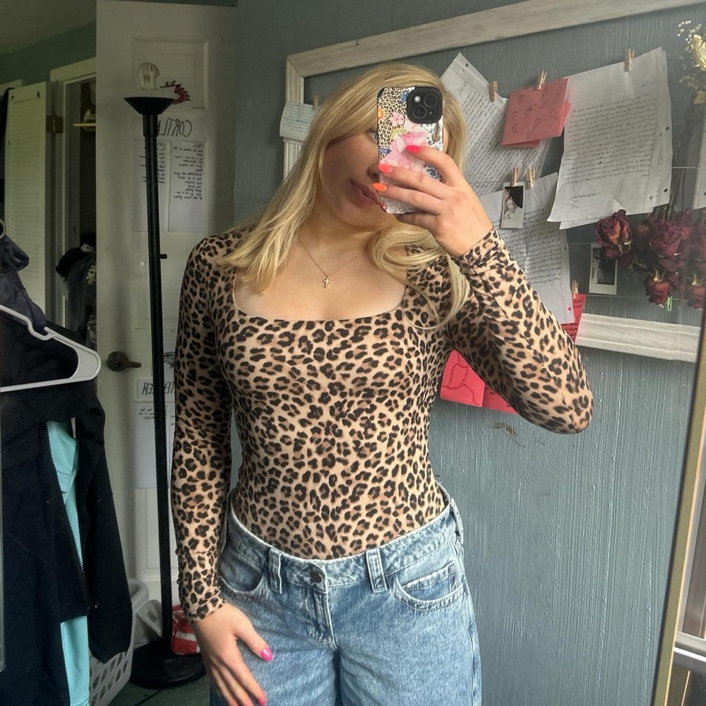 Fitted Leopard Print Bodysuit with Long Sleeves